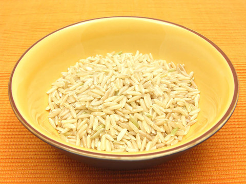 Brown rice在一個(gè)橙色背景的陶瓷碗里
