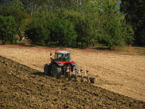 拖拉機(jī)田間；Quercy
