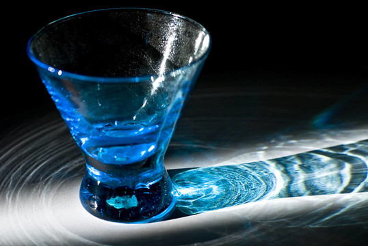 藍(lán)色的雞尾酒杯