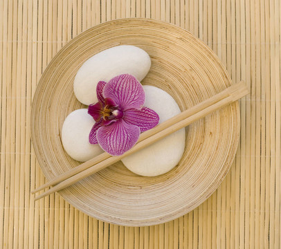 蘭花和白卵石