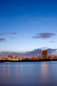 城市夜與河流