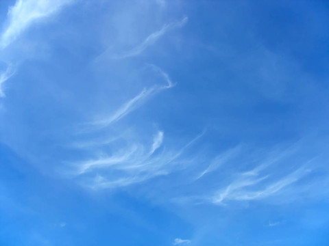 藍(lán)色的天空和白色的高卷云的夏天