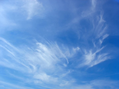 藍色的天空和白色的高卷云的夏天