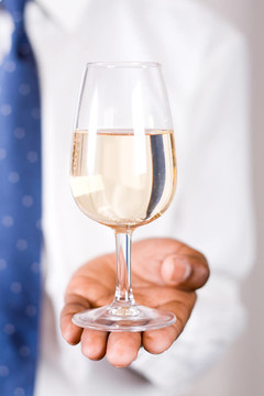 聰明人拿著酒