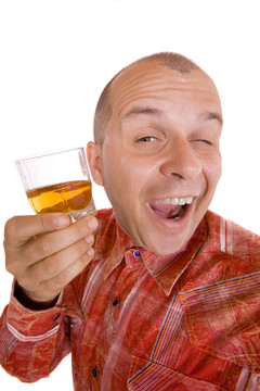 喝醉了酒的人拿著一杯威士忌