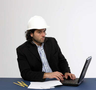 在工作中的年輕建筑師