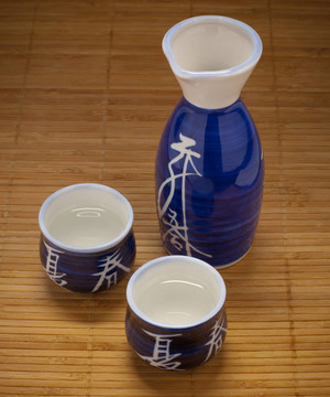 竹上的瓶和杯