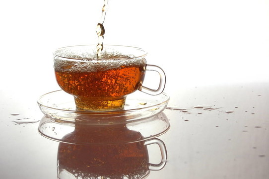 一杯白茶與反射