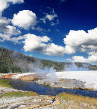 在Yellowstone中途間歇泉盆地的風景