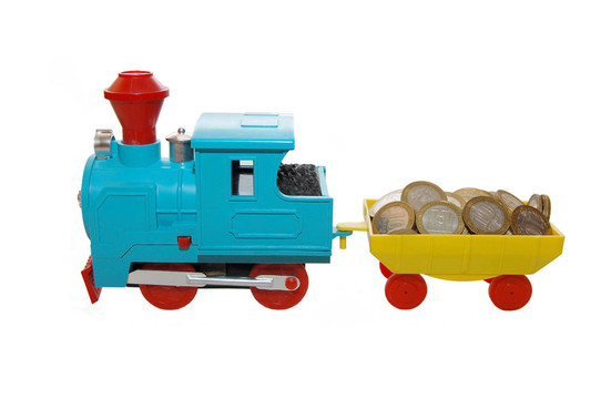 在白色背景上攜帶硬幣的玩具火車
