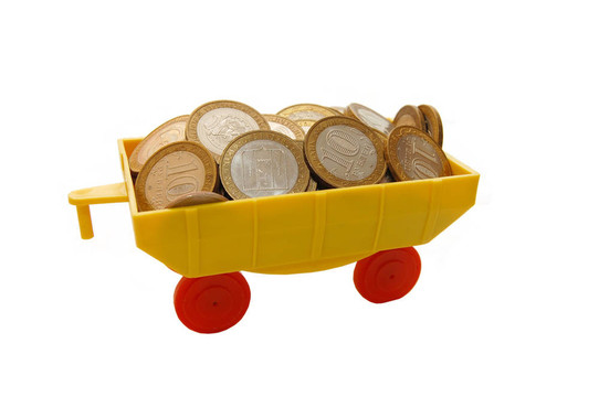 在白色背景上攜帶硬幣的玩具火車