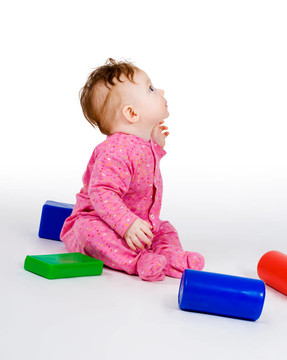 帶玩具積木的嬰兒