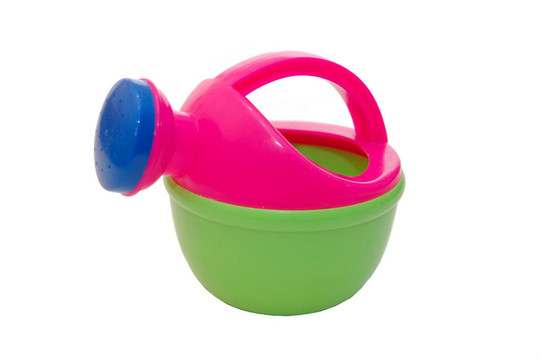白色背景的多色玩具噴壺