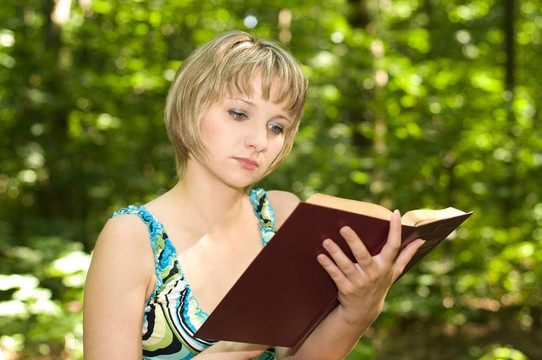 女孩讀書