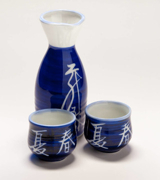 Saki瓶和杯子