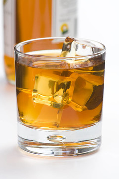 含酒精的飲料和冰塊