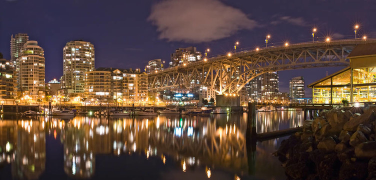 在溫哥華的威街大橋夜景