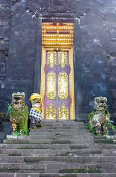 佛教寺廟入口與古代金門