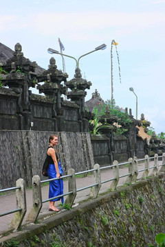 在佛教寺廟的黑發(fā)