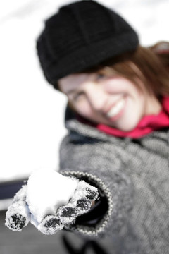 女子拿著雪球