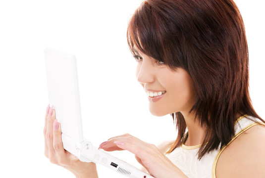 帶著筆記本電腦的快樂女人