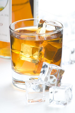 含酒精的飲料和冰塊