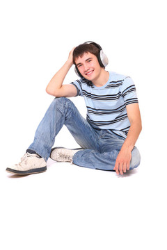 男人正在聽音樂