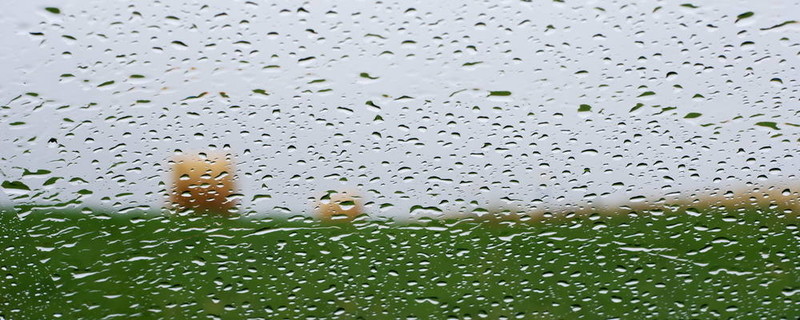 雨天透過(guò)窗戶