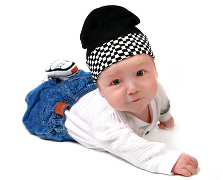 Baby Boy趴在他的肚子上