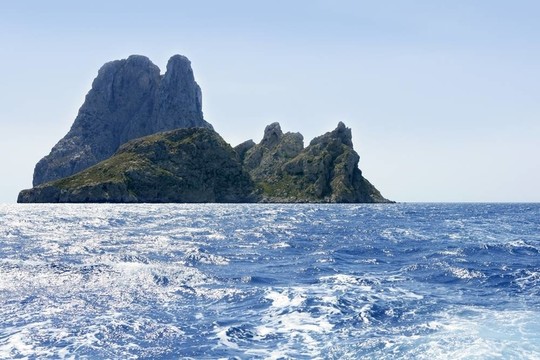 伊比薩島的藍(lán)色地中海海景