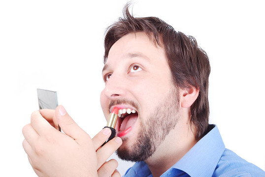 男子在他的嘴唇化妝