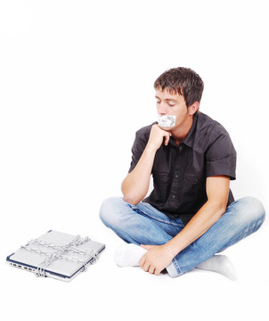 人與孤立的嘴巴和鏈?zhǔn)焦P記本電腦