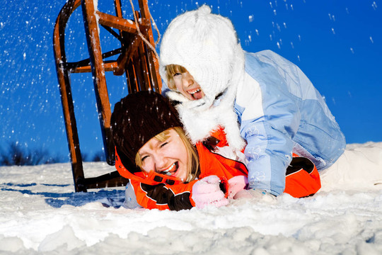 女孩撞在滑雪橇
