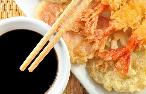蝦天婦羅用筷子和醬油
