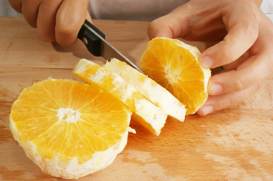 準(zhǔn)備做一個(gè)fruitsalad水果