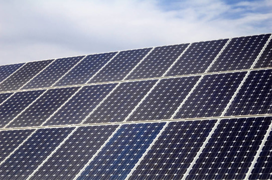 太陽能電池板；可再生能源