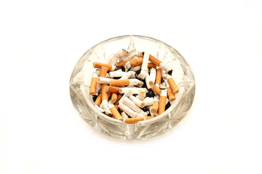 煙灰缸滿滿的煙蒂