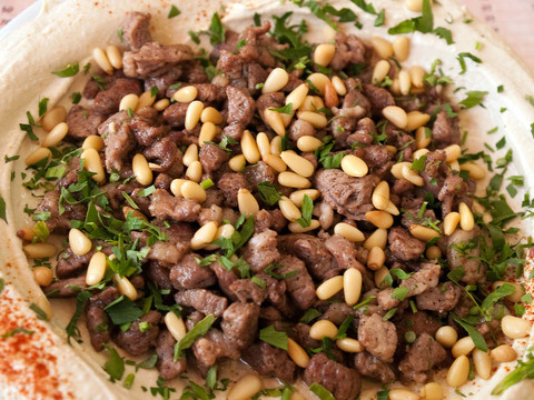 與羔羊肉中東食品鷹嘴豆泥