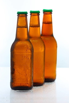 三瓶啤酒并排