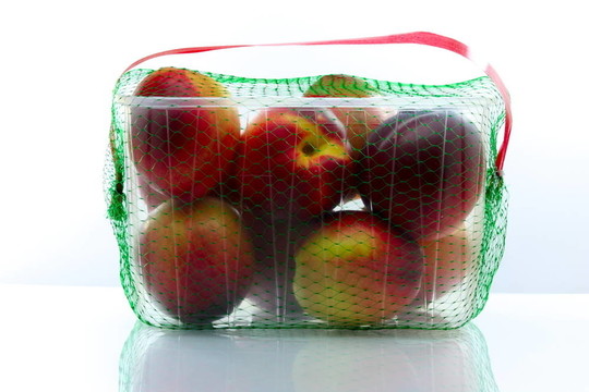 桃子裝在一個塑料容器里