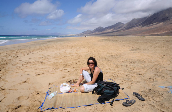 在海灘野餐。Playa de cofete加那利群島的富埃特文圖拉島島；西班牙；