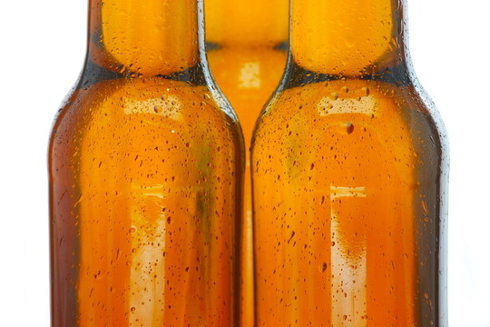 三瓶啤酒瓶上部