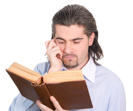 年輕的黑發(fā)白人男子在淺藍色襯衫看書和劃傷他的頭部混亂孤立白色