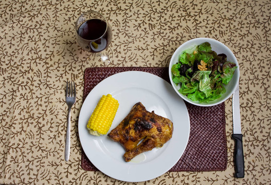 烤雞肉沙拉晚餐