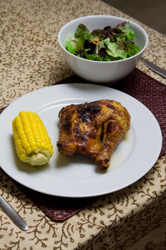烤雞肉沙拉晚餐