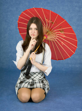 帶藍(lán)色背景傘的年輕女子