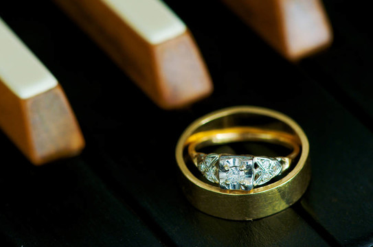 結(jié)婚戒指和鑰匙