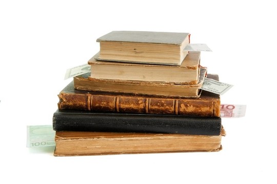 堆舊書與紙幣書簽隔離