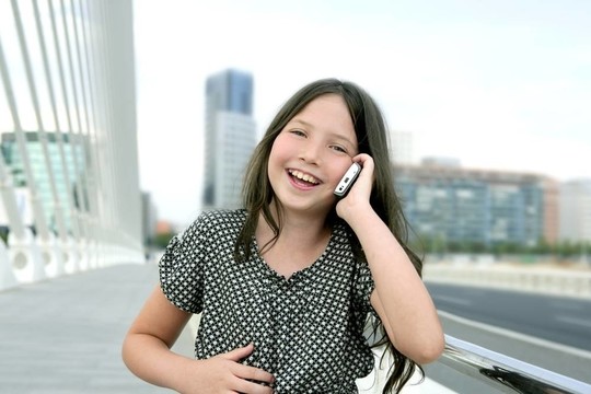 可愛(ài)的少女聊天電話
