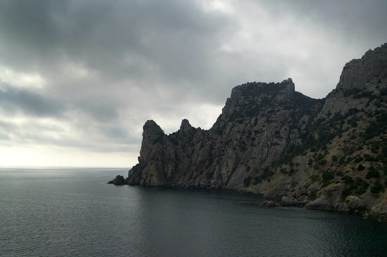 海景。黑色的海。